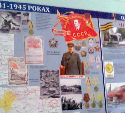 patrioticheskoe_vospitanie_v_odesskoy_shkole_stend_v_pamyat_o_voyne_zamenili_foto_nebesnoy_sotni_3363