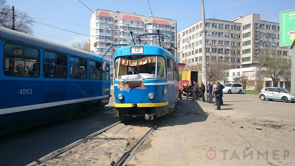 na_balkovskoy_soshel_s_relsov_tramvay_4845