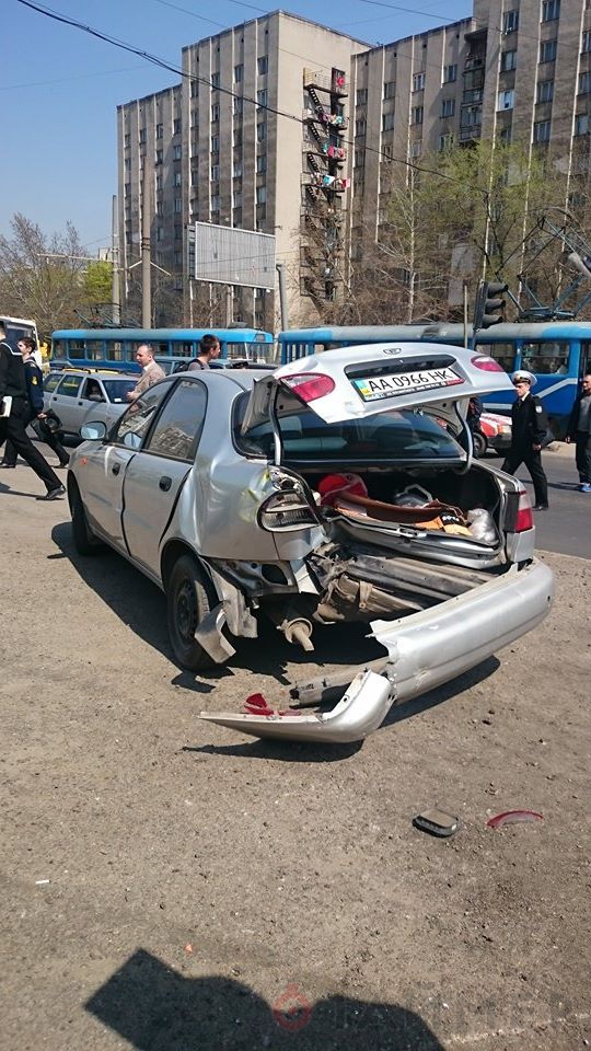 na_balkovskoy_soshel_s_relsov_tramvay_6240