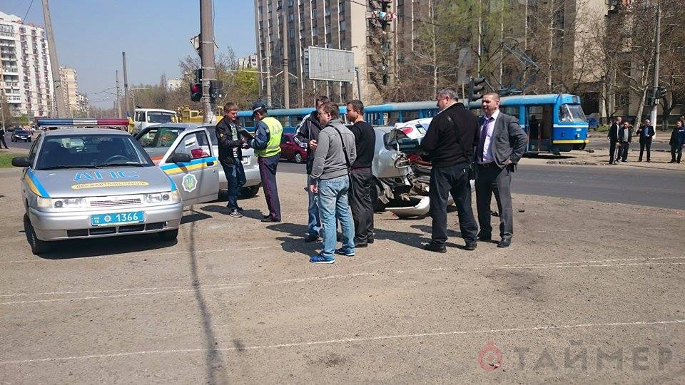 na_balkovskoy_soshel_s_relsov_tramvay_7276