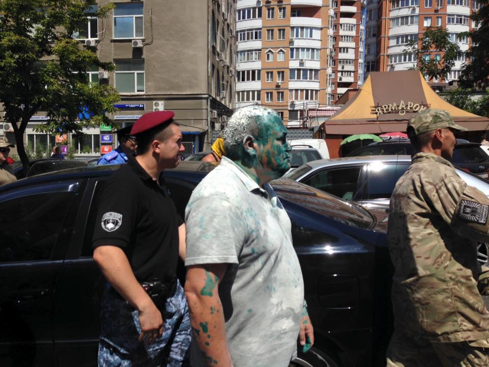 kosminu_ustroili_musornuyu_lyustratsiyu_chinovnika_osmatrivayut_vrachi_7326