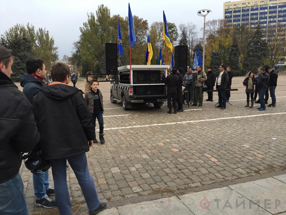 avtomaydan_stavit_muzikalnie_kolonki_na_kulikovom_pole_8002