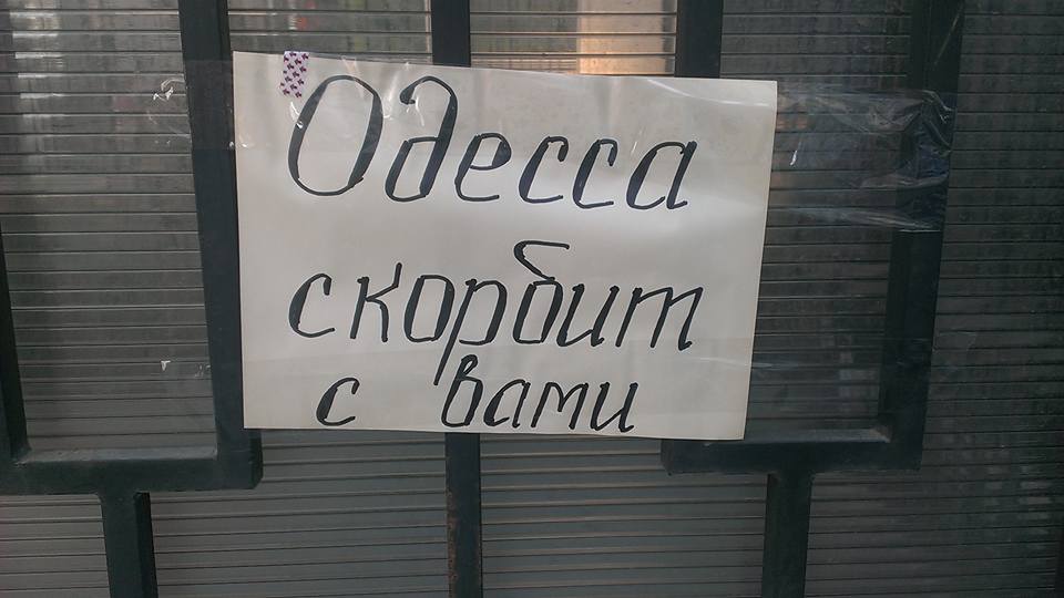 odessiti_nesut_tsveti_i_svechi_pod_konsulstvo_rossii_9008