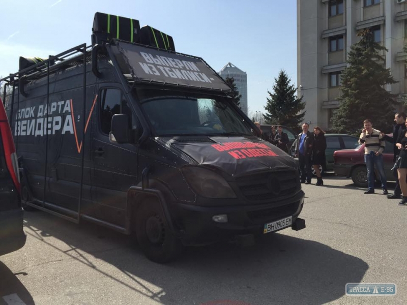 79861-dart-vejder-popytalsya-podaritj-glave-odesskoj-oga-mihailu-saakashvili-mangal-dlya-shashlykov-foto-big