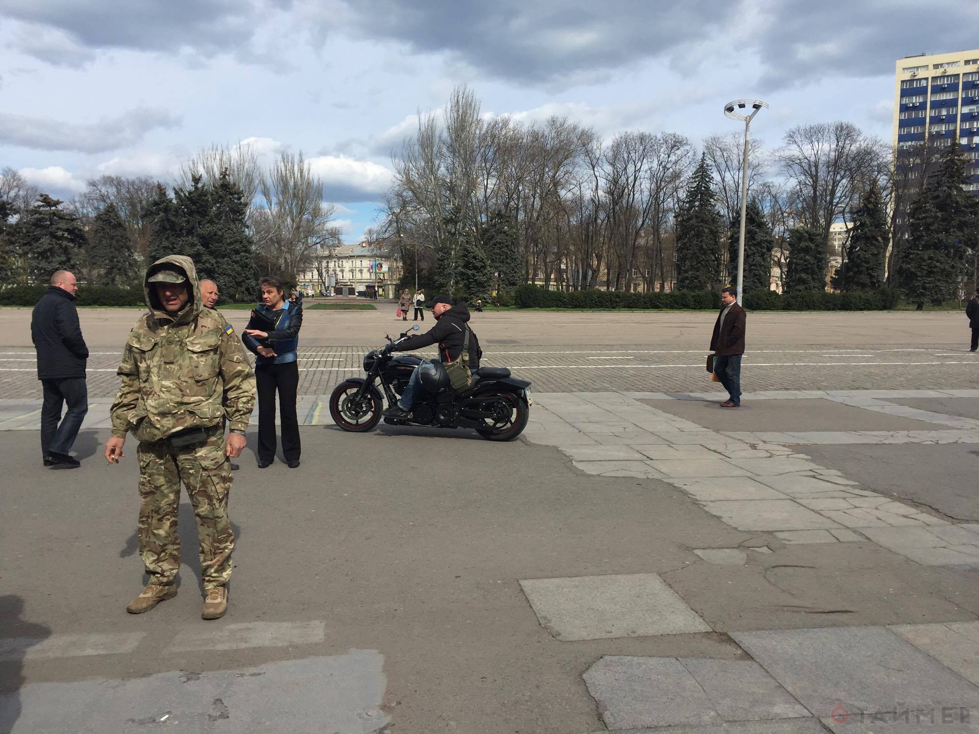 na_kulikovom_pole_neizvestnie_v_maskah_napali_na_aktivistov_8732