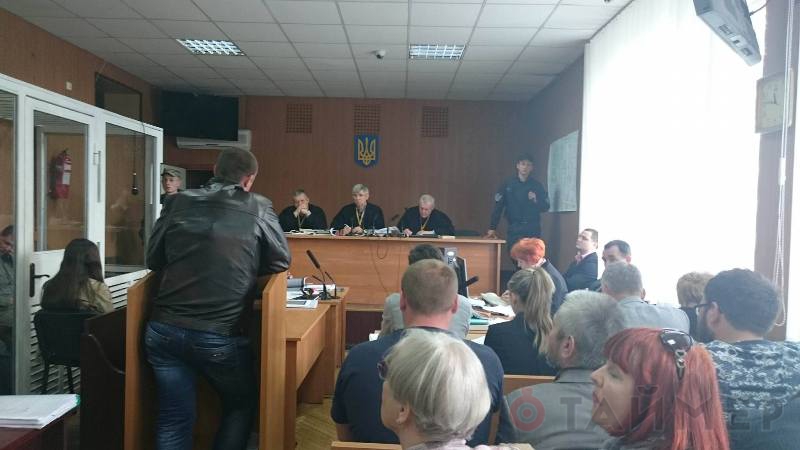 glavnogo_svidetelya_obvineniya_po_delu_2_maya_uvezla_iz_zala_suda_skoraya_8096