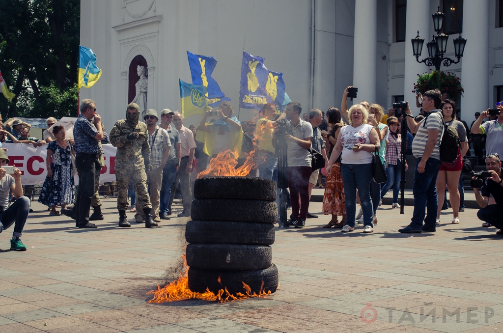 odessa_na_dumskoy_podojgli_shini_dvuh_aktivistov_uvezla_politsiya_2755