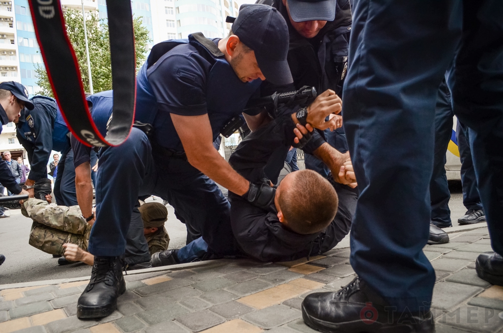 meshal_viboram_glavnogo_odesskogo_pravoseka_povyazali_za_draku_u_konsulstva_rf_1043