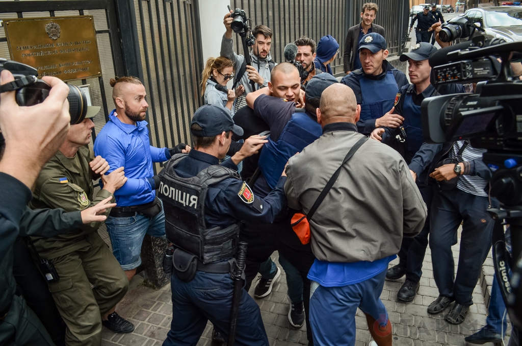 meshal_viboram_glavnogo_odesskogo_pravoseka_povyazali_za_draku_u_konsulstva_rf_1516