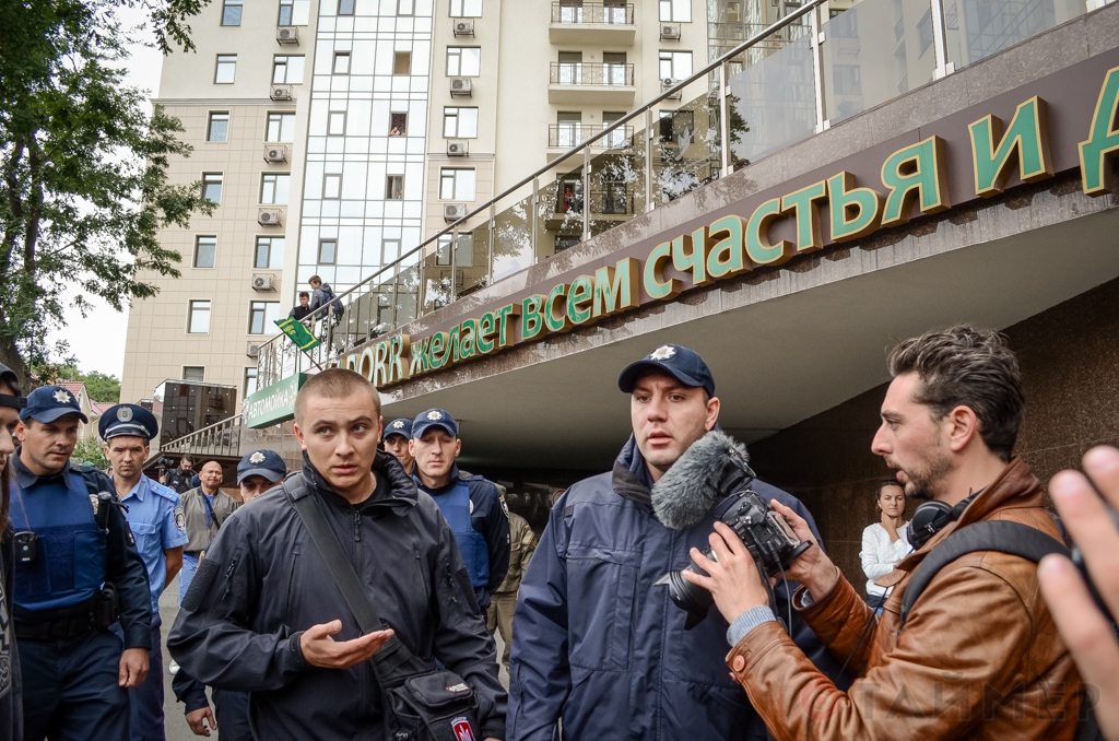 meshal_viboram_glavnogo_odesskogo_pravoseka_povyazali_za_draku_u_konsulstva_rf_8022