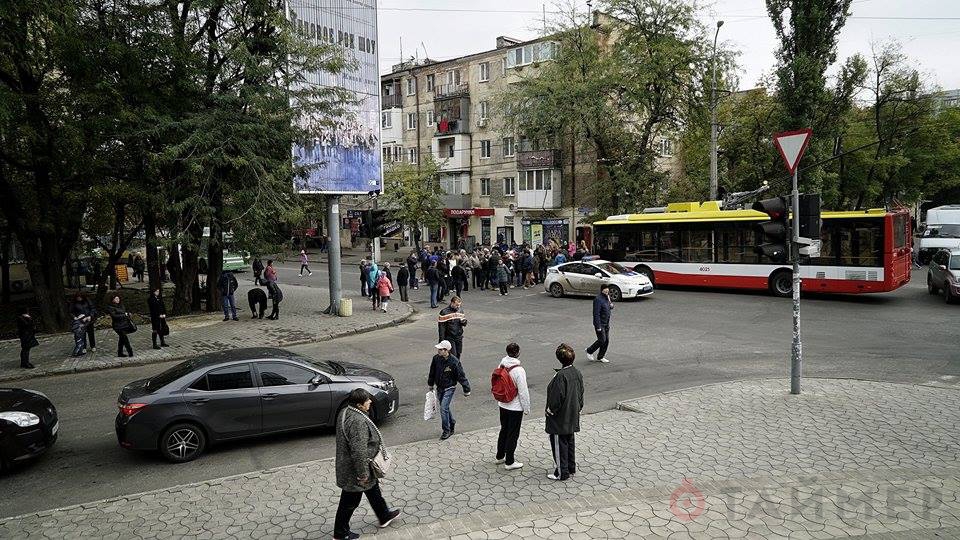 chetvertiy_den_bez_sveta_jiteli_fontana_perekrili_dorogu_9554