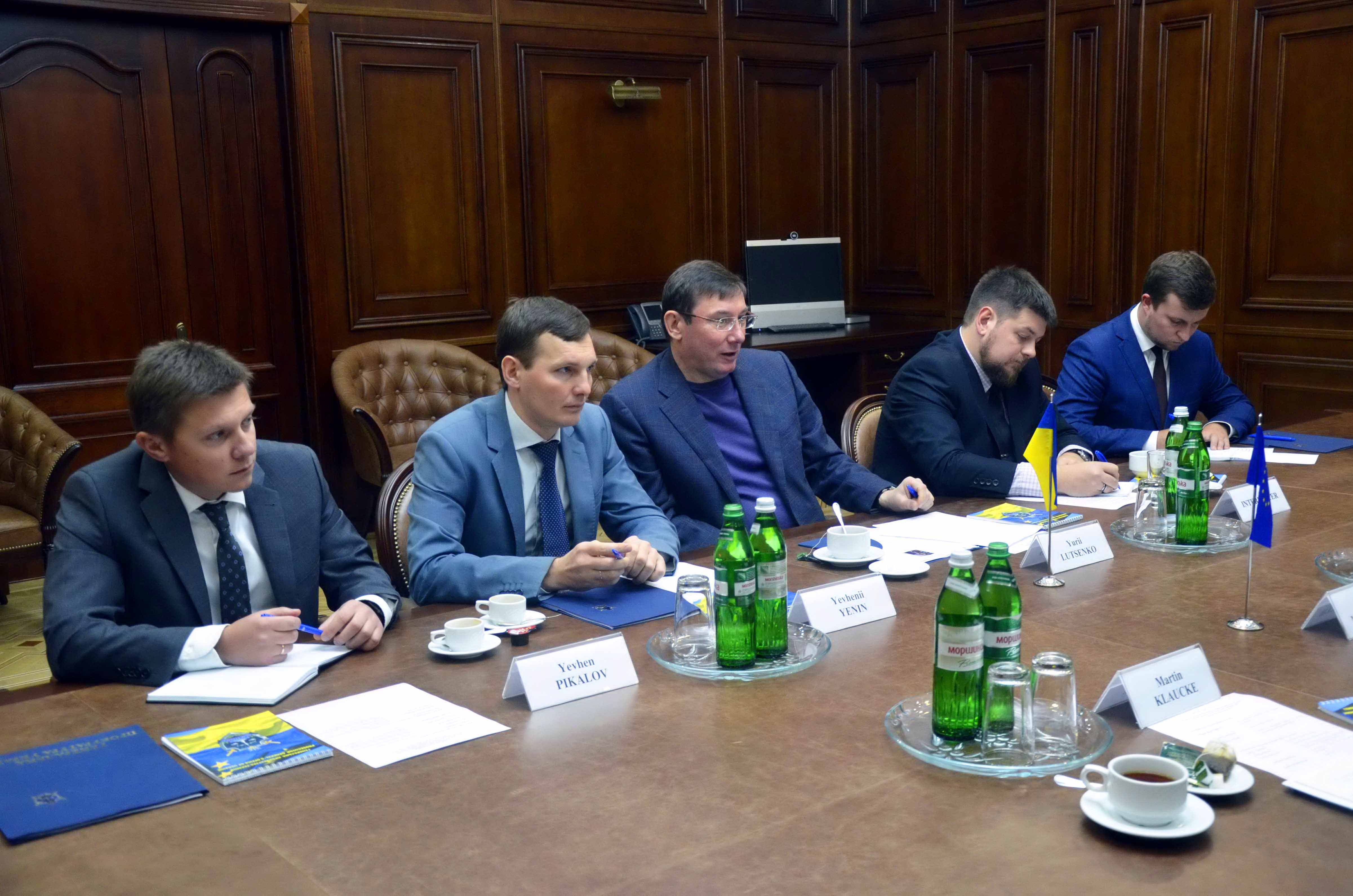 delo_2_maya_lutsenko_poprosil_es_pomoch_provesti_ekspertizi_tel_pogibshih_4930