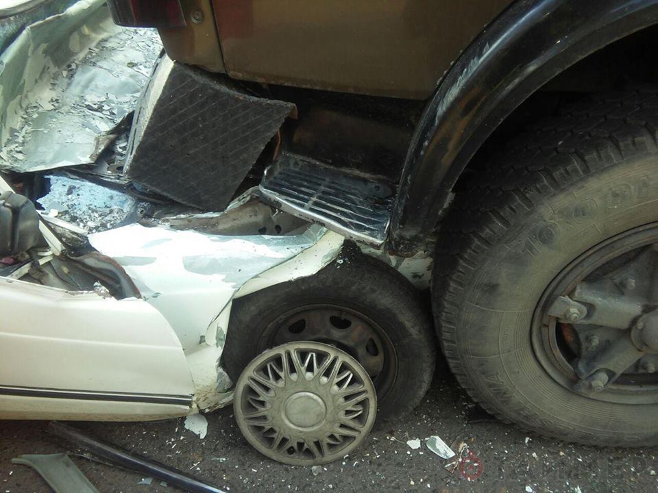 lobovoe_stolknovenie_v_odesse_kamaz_razdavil_inomarku_3013