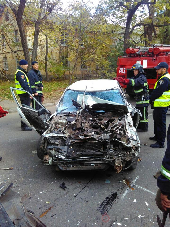 lobovoe_stolknovenie_v_odesse_kamaz_razdavil_inomarku_7725