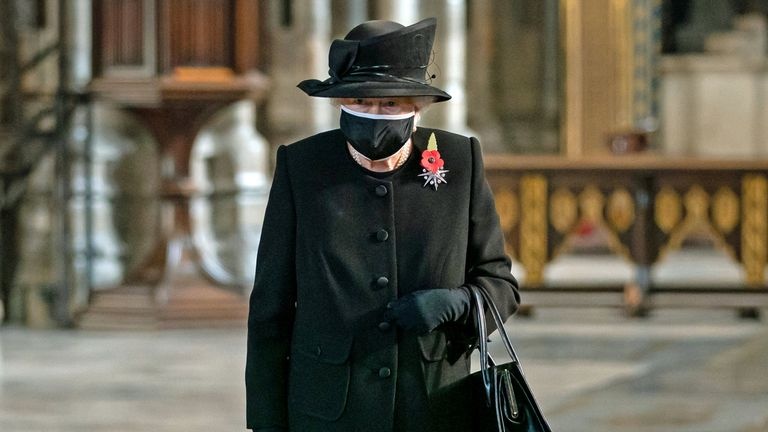 skynews-queen-mask-remembrance-sunday_5165242-Cropped.jpg