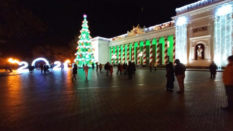 Одесский городской совет в новогоднем наряде