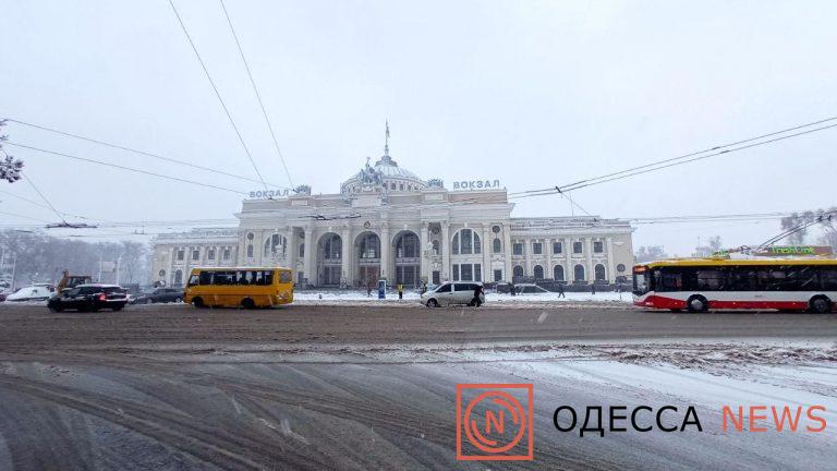 ЖД вокзал Одессы во время снегопада