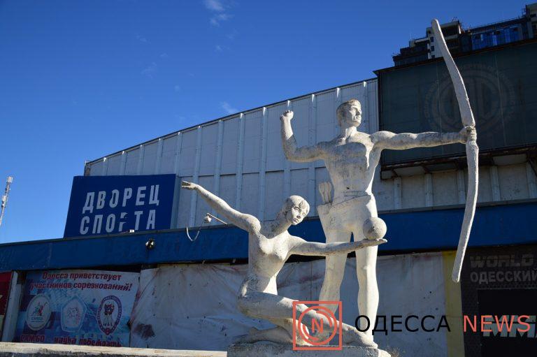 Дворец спорта, скульптуры