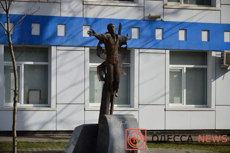 Памятник Высоцкому2, Одесская киностудия