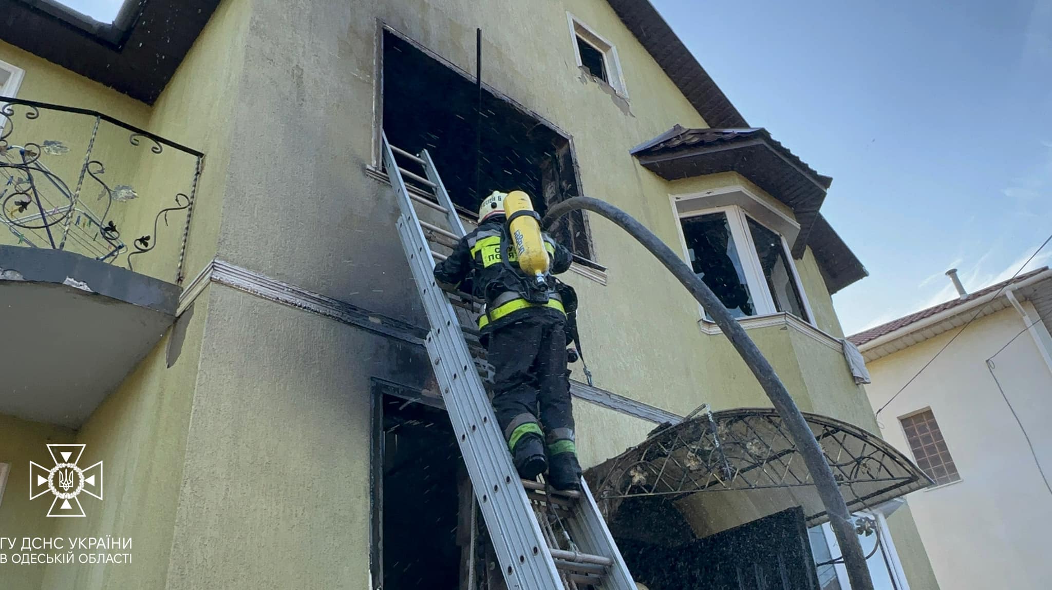 Во время пожара в доме по ул. Марии Демченко в Одессе пострадали четверо  детей. Читайте на UKR.NET