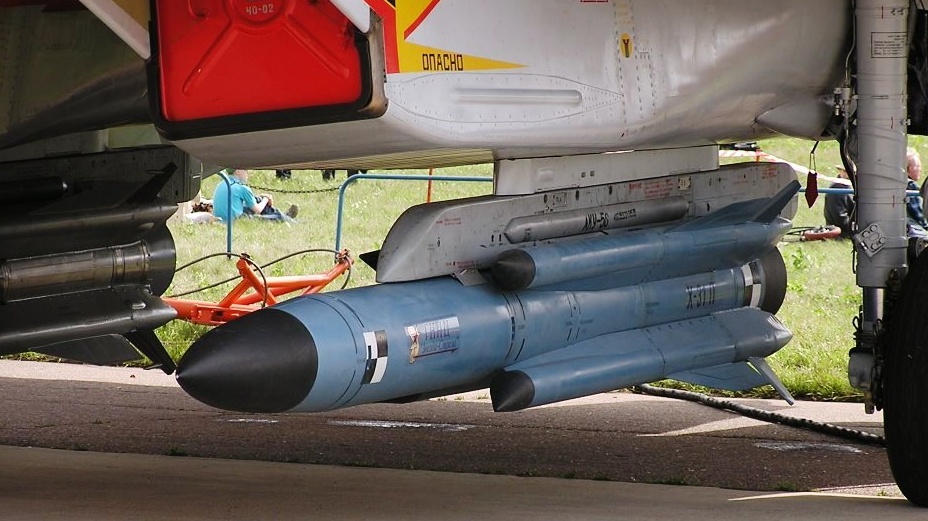 Russian_missile_-MAKS_Airshow_2003-Cropped.jpg