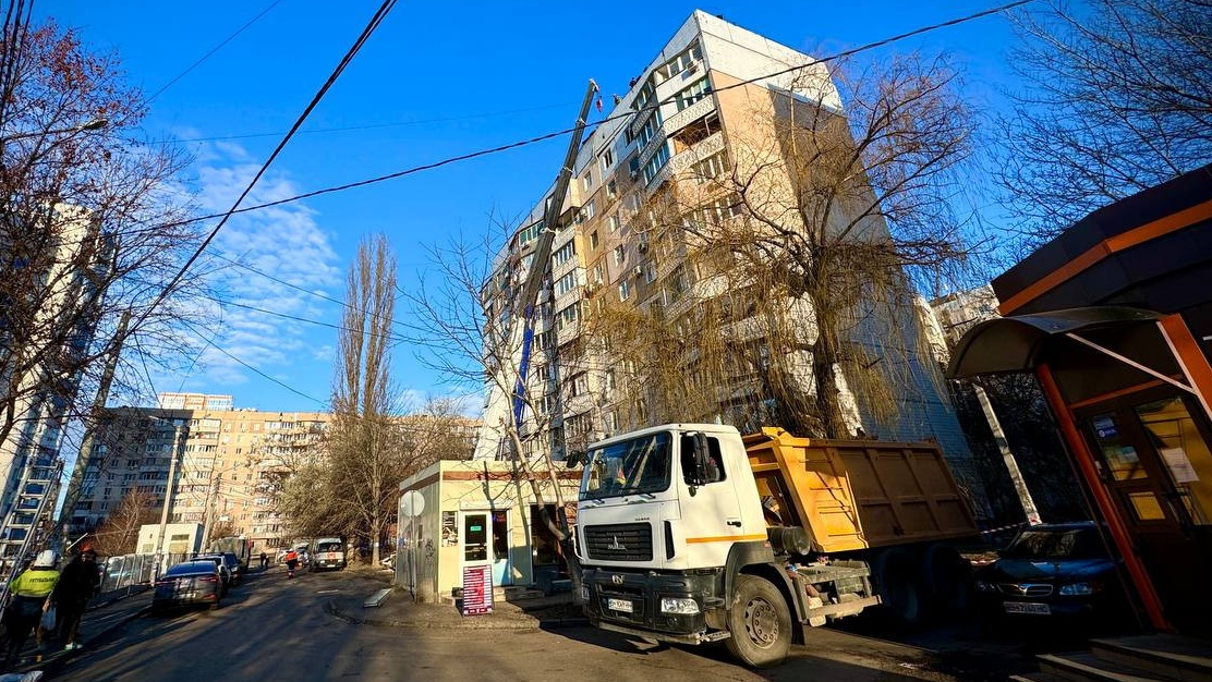 Мэр Одессы посетил дом в Пересыпском районе, повреждённый от ракетного  обстрела - Одесса News