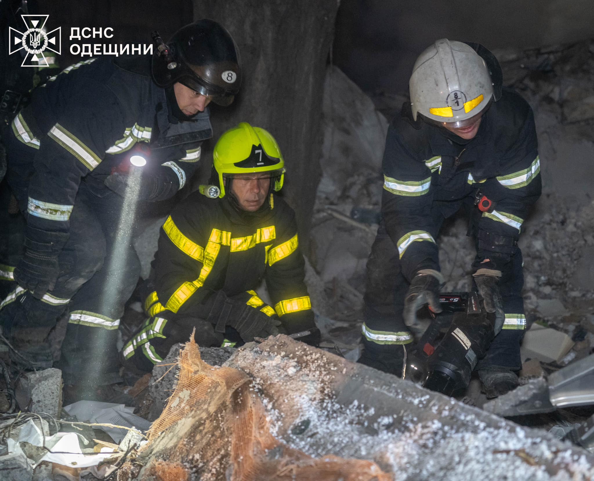 Одесские спасатели из-под завалов разрушенного дома достали живым мужчину.  Читайте на UKR.NET