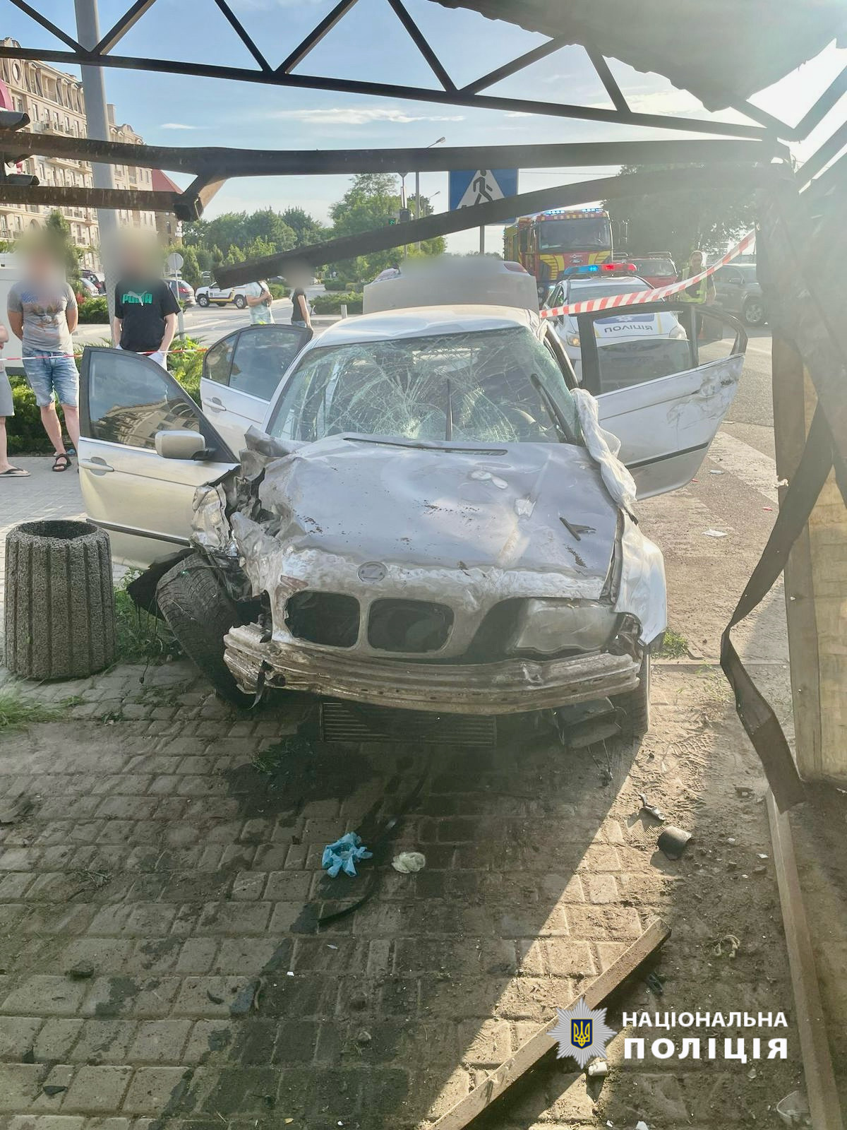 В Одессе водитель авто, убегая от патрульных, врезался в толпу людей на  переходе. Читайте на UKR.NET