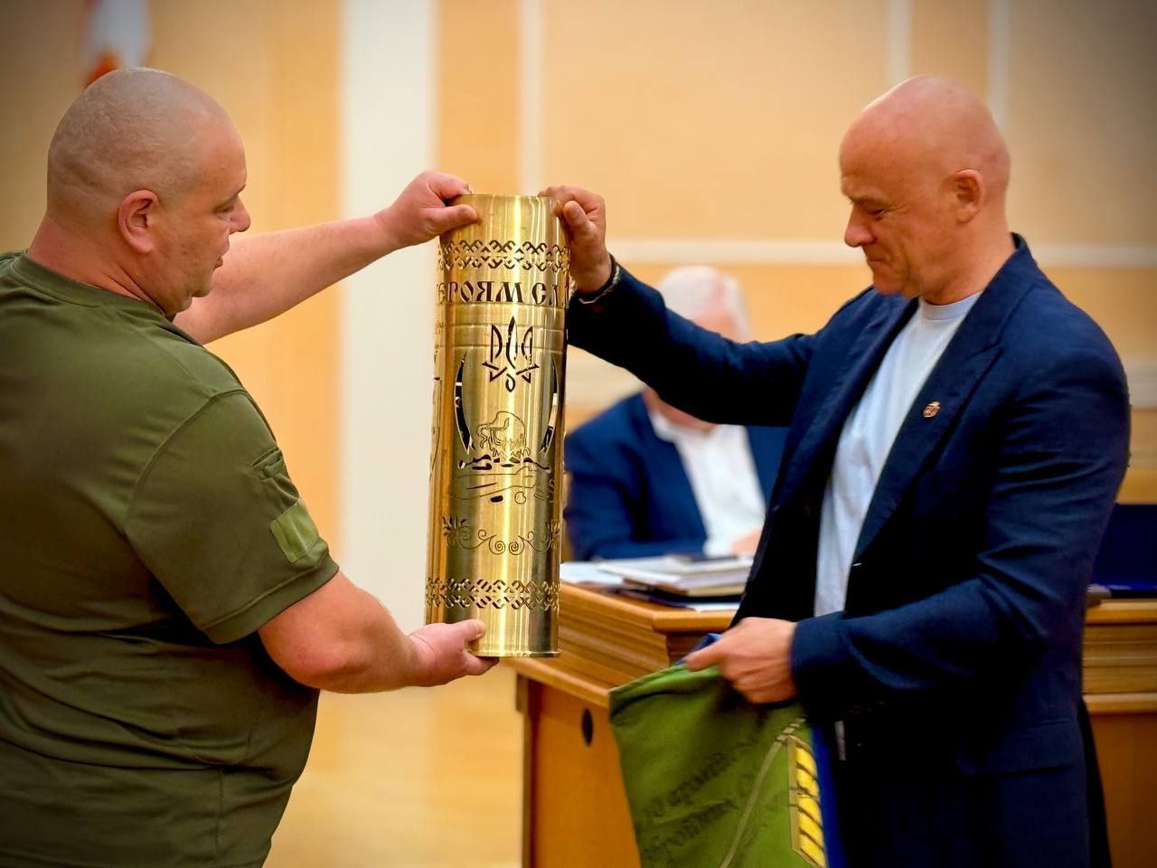 Одесса получила воинский стяг в знак благодарности за помощь фронту.  Читайте на UKR.NET