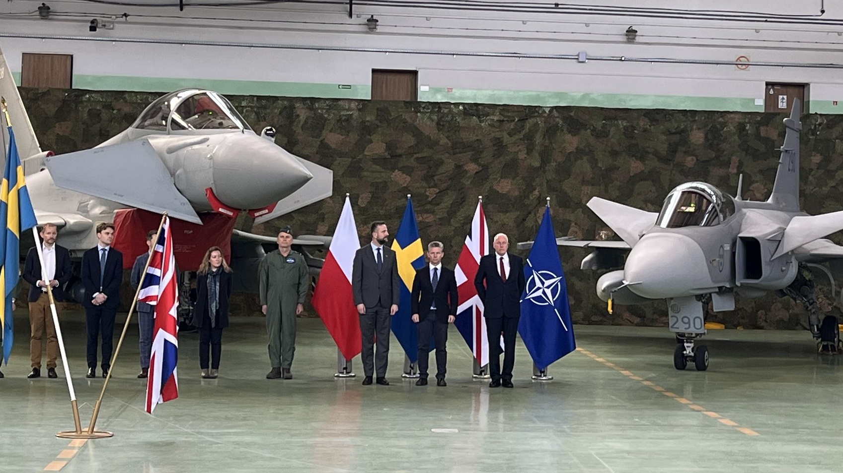Gnb7MpKXQAAuf4y-Cropped.jpg