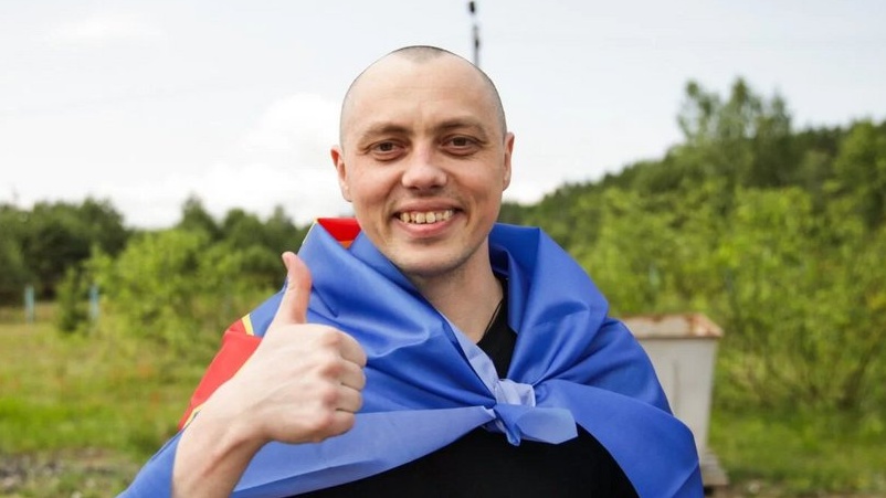 d47493e42be7c43d-Cropped.jpg