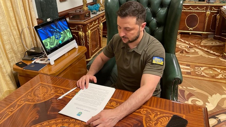 -подписывает-Закон.jpg