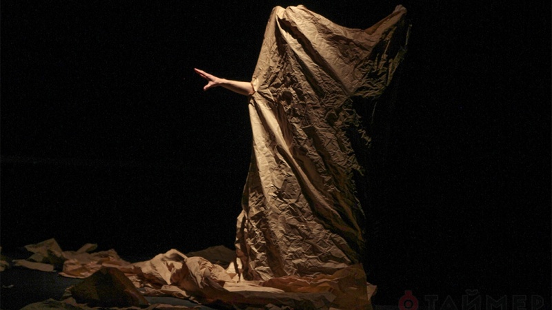 porvannie_krilya_sizifov_trud_i_sotvorenie_kumira_odesskiy_teatr_kukol_sdelal_bumajniy_spektakl_performans_3944-Cropped.jpg