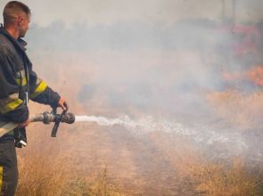 Пятые сутки одесские спасатели борются с пожарами на полях орошения